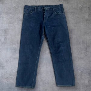 Levi's 501 klassiska blå jeans - Säljer ett par klassiska blå Levi's 501 jeans med raka ben och knäppning fram. Jeansen har fem fickor och tydliga kontrastsömmar. Perfekta för dig som gillar tidlös denimstil. W40, L32