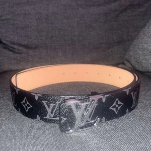 En svart LV_Bälte - Säljer en svart Lv_bälte, är i super bra skick och är oanvänd. Prister går självklart att diskuteras.