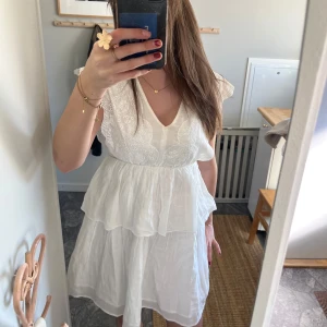 Snygg klänning😍 - Super fin klänning med volang perfekt till student eller skolavslutning!!! Kommer ej till användning. Används en gång på avslutning i 9:an! Jätte fint skick!!🥰😍 Skriv vid funderingar🙏 