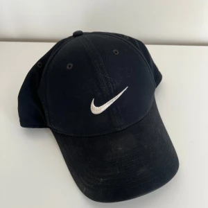 Svart Nike keps  - Säljer en svart Nike keps i gott men använt skick. One size 