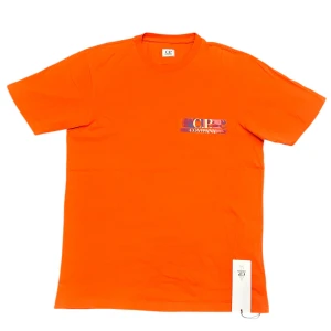 t-shirt från C.P. Company - Snygg orange t-shirt från C.P. Company med tryck både fram och bak. Perfekt för en färgglad stil. Gjord i mjukt material för extra komfort. Passar perfekt till vardagsoutfiten! Storlek M