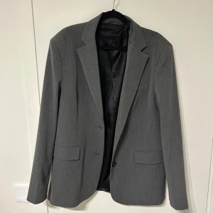 GRÅ oversized kavaj  - Så himla fin kavaj men som tyvärr inte används så längre jag har använt denna ett få tal gånger så väldigt fint skick på den också!  Skriv för fler bilder och funderingar 