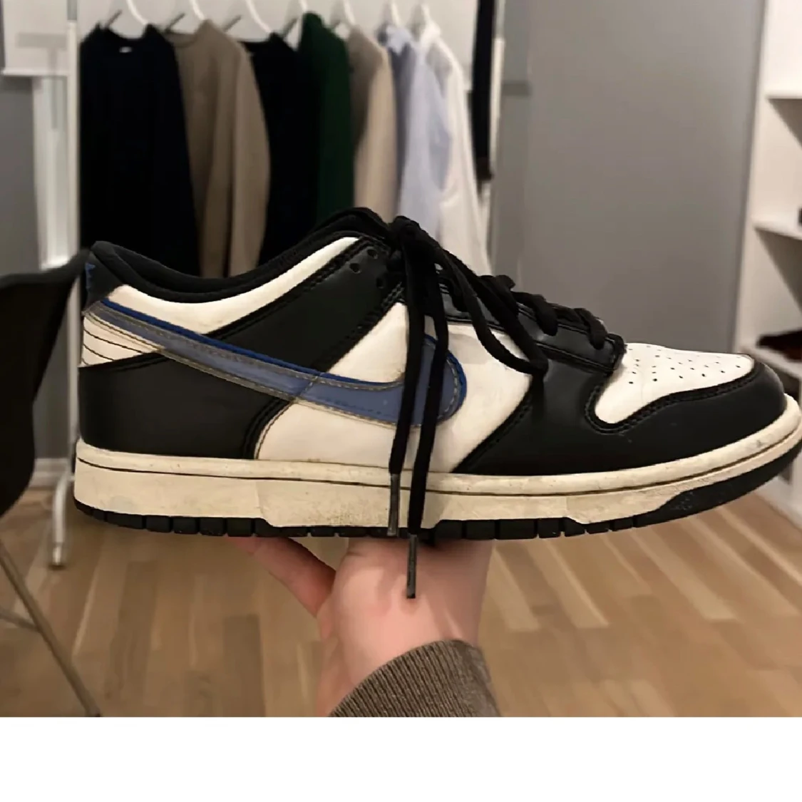 Nike Dunk Low svart och vit med blå swoosh - 3
