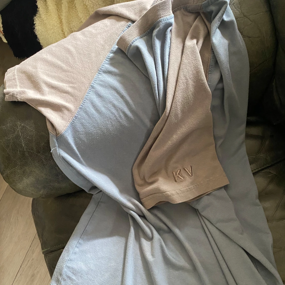 Beige mjukisbyxor med gula sömmar från KV - 2