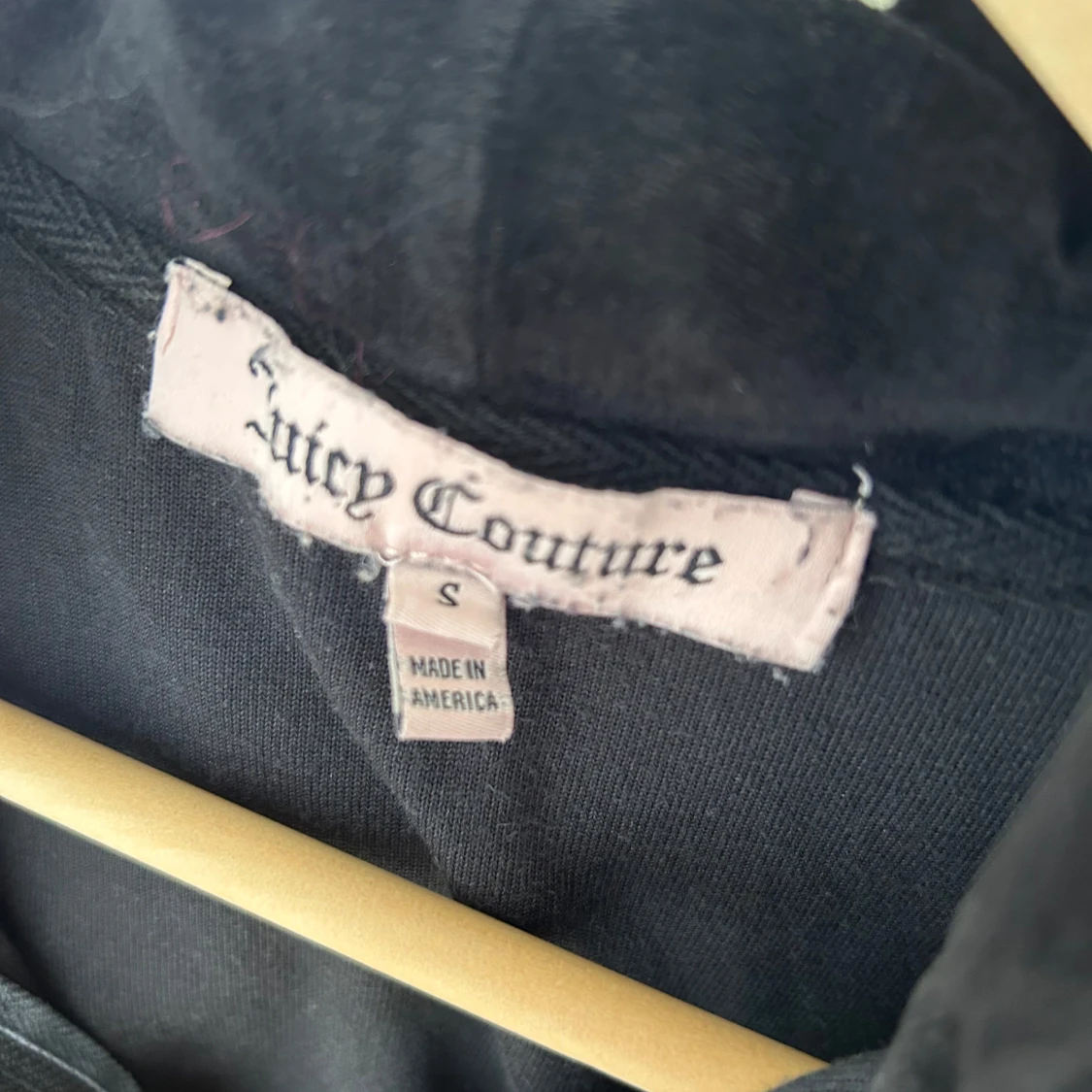 Svart velour hoodie från Juicy Couture - 2