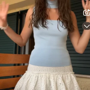 Ljusblå topp Zara - Säljer en ljusblå ribbad linnetopp med hög hals. Toppen är ärmlös och har en tight passform, perfekt för sommardagar. Enkel och stilren design som passar till mycket.