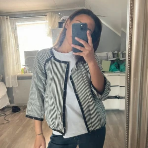 Trekvarts ärmad kofta/jacka - Randig kofta/jacka, i storlek Xs, liten fläck på fickan annars inget som går bort i tvätten. 