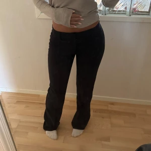 Låga kostymbyxor - Säljer dessa Lågmidjade kostymbyxor från Madlady. Storlek 36-Tall. Skitsnygga raka i benen och perfekt längd. Använda fåtal gånger. 🥰 