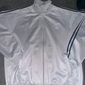 Grå track jacket från Fred Perry - Säljer en grå fred Perry full zip eftersom att den inte används, pris kan diskuteras                                           Strl L i Herr