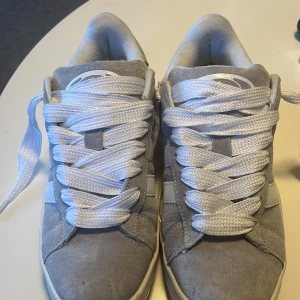 Grå Adidas Campus sneakers - Säljer ett Adidas Campus använda bara ett fåtal gånger och är så gått som nya. Pris kan diskuteras vid snabb affär