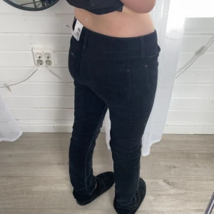 Svarta manchesterbyxor från Lee Marion Straight - Säljer ett par svarta manchesterbyxor från Lee, modell Marion Straight. Byxorna har klassisk rak passform och normal midja. Mjukt manchestertyg och femficksdesign. Perfekta för dig som gillar tidlös stil.