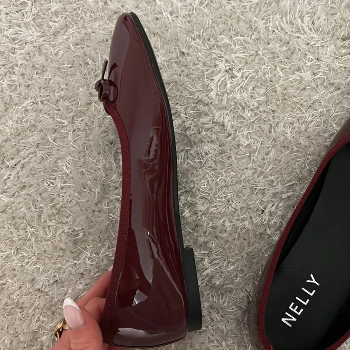 Vinröda ballerinaskor från Nelly - 1