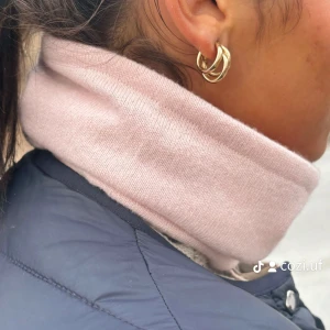 Ljus rosa kashmir buff - Snygg ljusrosa buff i 100% kashmir,  en stilren design. Perfekt för kyligare dagar med sin bekväma passform och klassiska look.