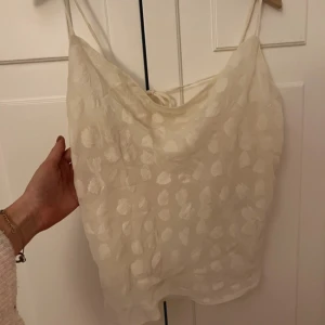 Söt topp  - Söt beige topp, aldrig använd, inte genomskinlig💕