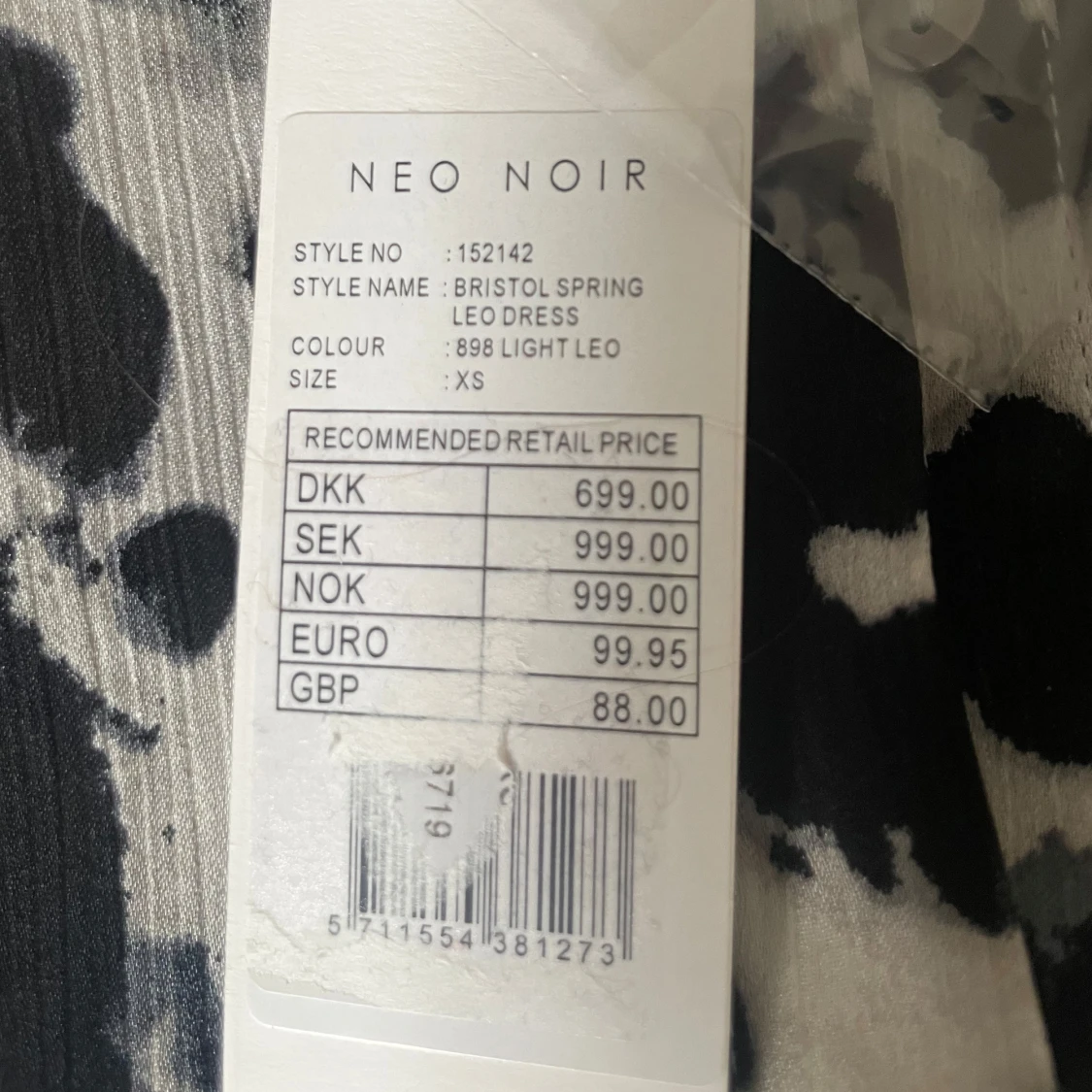 Leopardmönstrad klänning från Neo Noir - 2