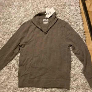 Half Zip Volt - Säljer en stilren tröja från These Glory Days i merinoull. Tröjan har en praktisk dragkedja vid halsen och långa ärmar. Perfekt för våren/sommaren. Nypris 1100, pris är diskuterbart