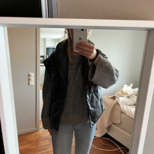 Svart skinnväst  - Skinnväst från ginatricot i storlek Xs men tycker den passar Xs-M. Knappar så man kan stänga finns. Säljer då den inte kommer till användning 