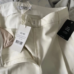 Kostymbyxor  - Super söta hög midjade kostymbyxor från nakd, helt nya, är 160 så skulle säga dom passar 160-170 passar M/ L köpta för 599❤️har en matchande kavaj publicerad också! 