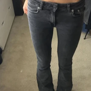 Svarta jeans med bootcut - Snygga svarta bootcut jeans low waist i längden full length!💞💞