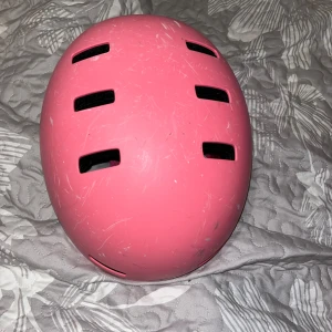 Pyöräilykypärä - Ihana pinkki pyöräilykypärä. Takana kiristysmahdollisuus. Päältä saanut hieman kolhuja, mutta silti hyvä kuntoinen. Koko L/59-61.5cm. Kissatalous MMM Mikäli hinta ei miellytä tarjoa rohkeasti Katsothan myös muut ilmoitukseni!!