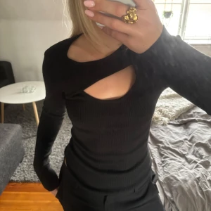 Svart topp med cut-out - Svart långärmad topp med en cut-out detalj vid halsen❣️