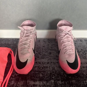 Nike mercurial superfly 9 elite FG - Säljer de pga av sprickorna där bak, man märker inte att dem är sönder när man har på sig dem. Skick 9/10 inget fel förutom sprickorna 