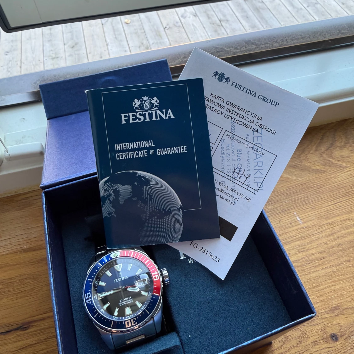 Festina klocka med blå och röd bezel