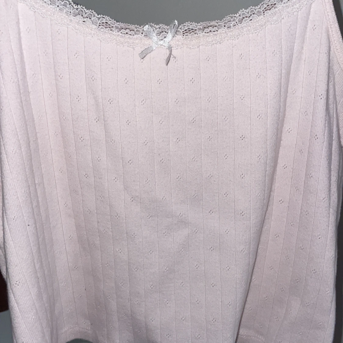 Ljusrosa ribbad linnetopp med spetsdetaljer - 1