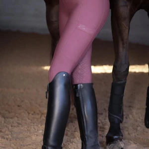 Rosa zaczess leggings - Super snygga rosa zaczess leggings. De är använda 1 gång så i väldigt fint skick! Säljes för att jag märkt att jag vill ha basic färger på byxor (svart, grå, mörkblå) men dom är verkligen super snygga! Färgen finns inte kvar att köpa på hemsidan längre. 