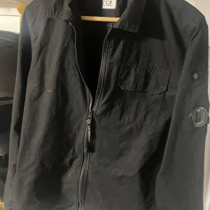 Overshirt från C.P. Company - Snygg svart overshirt från C.P. Company med dragkedja. Står M men passar även S. Passar perfekt nu till våren! Hör av dig vid minsta lilla frågan! /Benjamin 