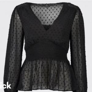 Topp med volang - Säljer denna fina tröja från new yorker i storlek M❤️köpt den tidigare här på plick, Den är i fint skick. Skriv om du har några frågor eller vill ha fler bilder❤️