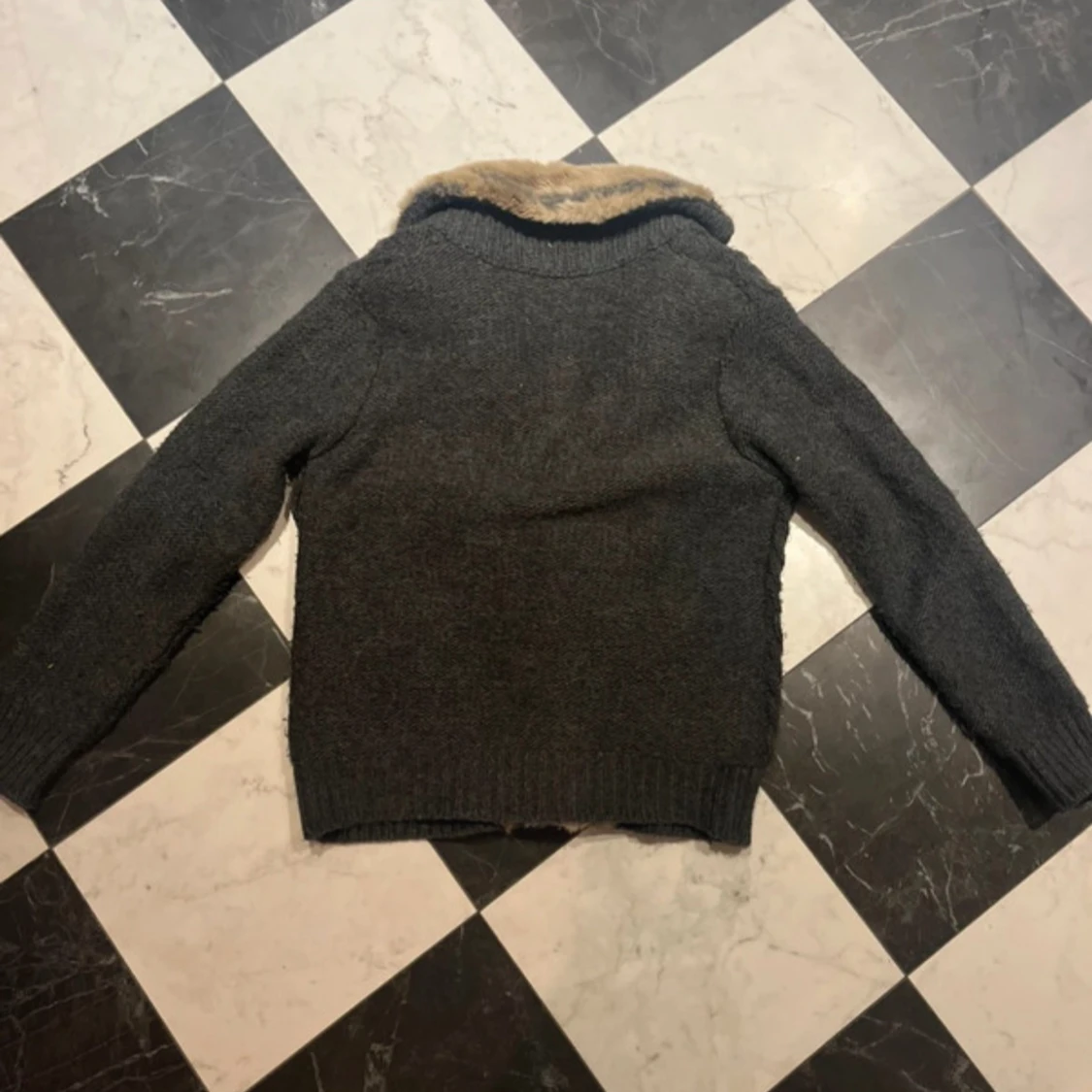 Grå stickad kofta med päls - 2
