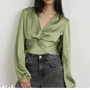 Blus - Snygg olivgrön blus från Ginatricot, helt oanvänd. Nypris 499. Blusen är i storlek 32 men passar storlek 34.