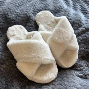 Mjuka tofflor - (Flyttrensning) Jättelena tofflor med lite fläck på ena framsidan, de andra bild