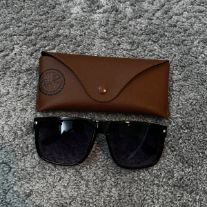 Rayban liknande solglasögon - Säljer ett par rayban liknande solglasögon med lila glas | skick 10/10 helt nya | rayban fodralet ingår inte | bara att skriva för eventuella frågor |😃
