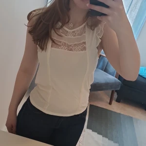Spelstopp från H&M - Finfin vit topp med spetsdetaljer från HM. T-shirtmaterial, bra skick! stl. S 🥰  Fråga mig gärna om det finns funderingar!💞☺️ (Pris diskuterbart!)