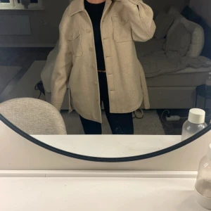 Beige kort kappa - Beige kort ocg tunn vårkappa från NAKD, knappt använd. Storlek 36 🥰 