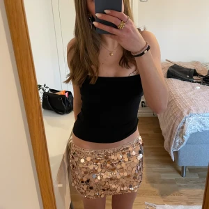 Guld paljettkjol - Säljer en guldig paljettkjol, som passar perfekt för fester eller Halloween!💗Passar mig som har storlek S/M. Skriv för frågor