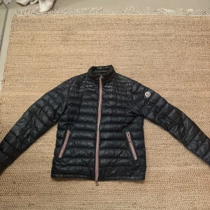 Moncler Daniel - Äkta Moncler Daniel. Strlk: 3. Skick: 7/10 tags med följer ej.