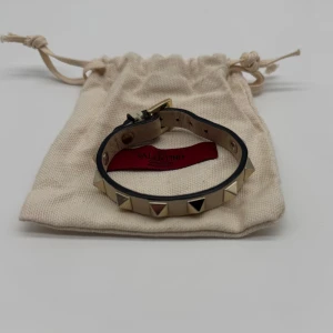 VALENTINO ARMBAND - Valentino armband - Tillbehör: Allt på bilden - Skick: 9/10 - Nypris ca 3500 - deluxecloset 