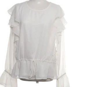 Blus  - Fin vit luftig blus i storlek M men passar även dig i S. Perfekt till nu på sommaren 