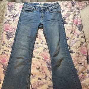 Bootcut jeans - Säljer ett par fina blå bootcut jeans från Lager 157 säljer de pga att de är för små och även för korta 💓 dom är i storlek xxs som man även kan se på bilden 🤍 mer info? Kom privat så kan vi även diskutera pris 💓💓