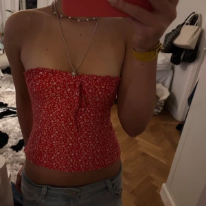 Röd blommig tubtopp - Säljer en snygg röd tubtopp❤️ 