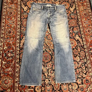 Flared diesel jeans! - Sjukt feta flared jeans som är modellen zatiny. Midja:43 längd:101