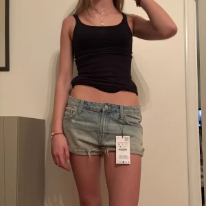 Jeansshorts  - Superfina jeansshorts med lappen kvar. Köpta för 329kr och säljer nu för endast 200kr🩷