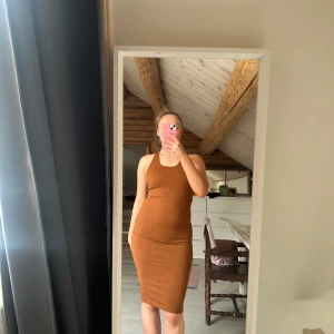 Brun ärmlös klänning - Säljer en superfin klänning från Hm. Klänningen är i storlek S men är super stretchig så skulle passa större storlekar också🥰 Den är köpt direkt från Hm för några år sedan och har bara använts någon enstaka gång så inga skador eller så🙌🏻