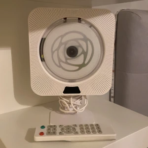 Högtalare med cd och Bluetooth - Högtalare med cd och Bluetooth medföljer en fjärrkontroll. Bra skick, hör av er vid nån fråga:) Frakt står köparen för🫶🏻