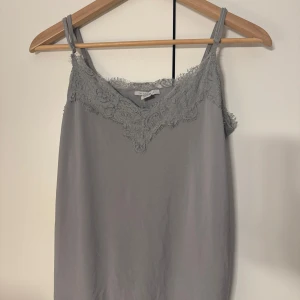 Grått spets linne - Grått spets linne från new yorker i storlek S. Säljer då den inte kommer till användning 