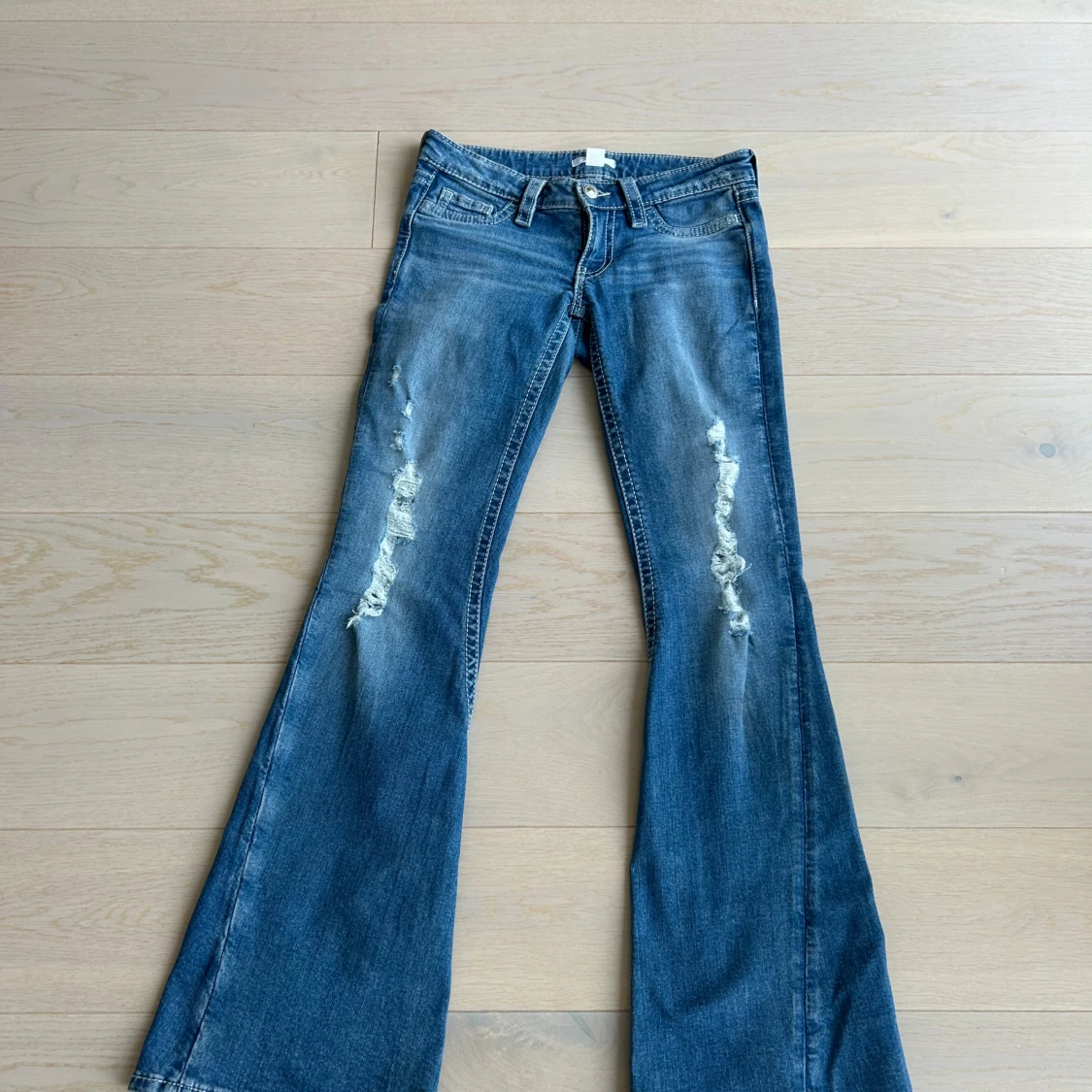 Blå bootcut jeans med slitningar - 3