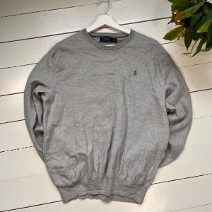 Ralph Lauren sweatshirt  - Sitter jätte bra runt kroppen. Väldigt skön. Rekommenderar runt 185.skick 10/10,  Sitter även väldigt bra runt halsen. Kom med frågor! Fraktar inom 24 h. Kan alltid gå ned i pris